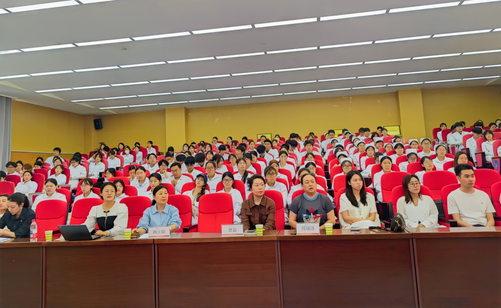 复盘临床见习历程 夯实护理育人根基 —— 护理康养学院召开2025级本科生见习汇报会