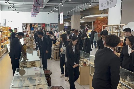 一群人在商店里
AI 生成的内容可能不正确。