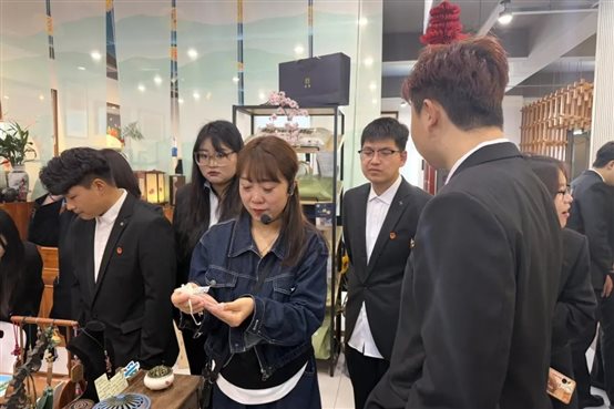 一群穿着西装的人
AI 生成的内容可能不正确。