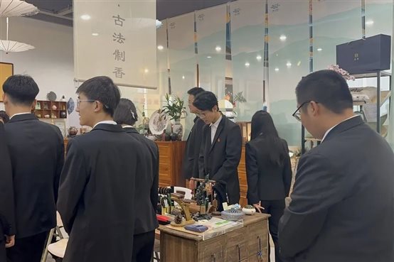 图片包含 游戏机, 房间, 桌子
AI 生成的内容可能不正确。