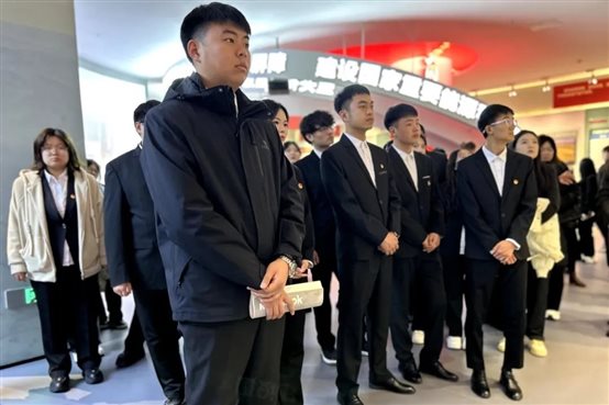 一群穿着西装的人
AI 生成的内容可能不正确。