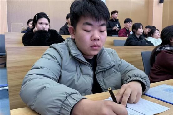 一些人在桌子前

AI 生成的内容可能不正确。