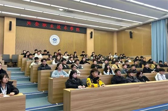 人们在看台上的人在房间里

AI 生成的内容可能不正确。