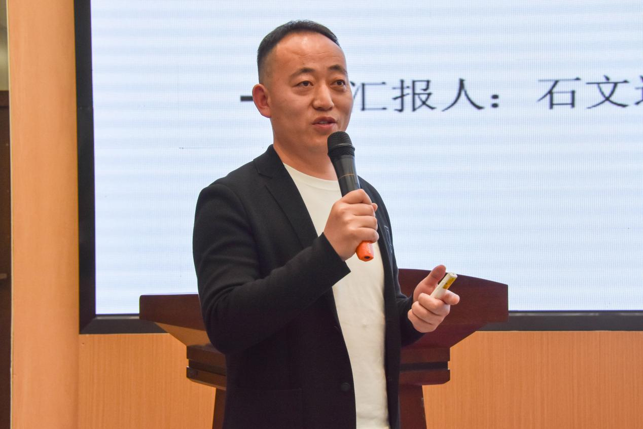 石文远老师则专注于职教理论科研项目,为教师们系统讲解项目的基本结构、选题技巧、内容撰写要点、价值挖掘方法以及条件保障策略,助力提升教师的科研能力。 石文远老师则专注于职教理论科研项目,为教师们系统讲解项目的基本结构、选题技巧、内容撰写要点、价值挖掘方法以及条件保障策略,助力提升教师的科研能力。
